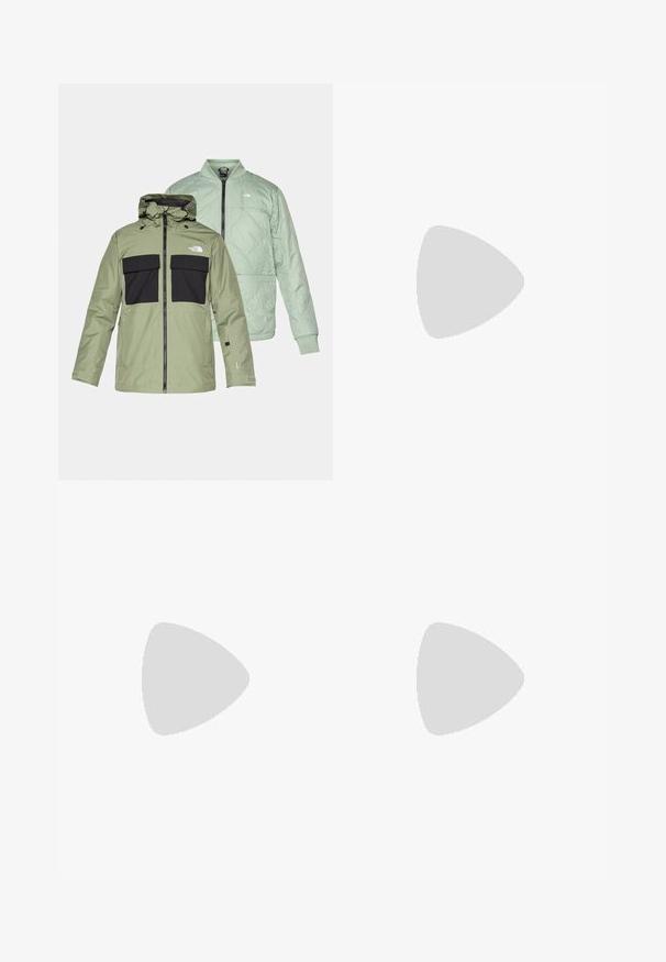 Dvě překrývající se bundy: olivově zelená nepromokavá bunda s černými hrudními kapsami a kapucí a světle mátově zelená prošívaná bunda ve stylu bomber.; Černé tričko s krátkým rukávem vyrobené z lehkého materiálu. Má malé bílé logo na levé části hrudi a decentní akcenty na ramenech.; Oakley TNP EVOKE RC SHELL PANT - Snowboardové kalhoty - blackout; Černé trailové běžecké boty s texturovaným svrškem, elastickými šňůrkami a podrážkou Contagrip. Mají pevné padnutí a ochrannou špičku.