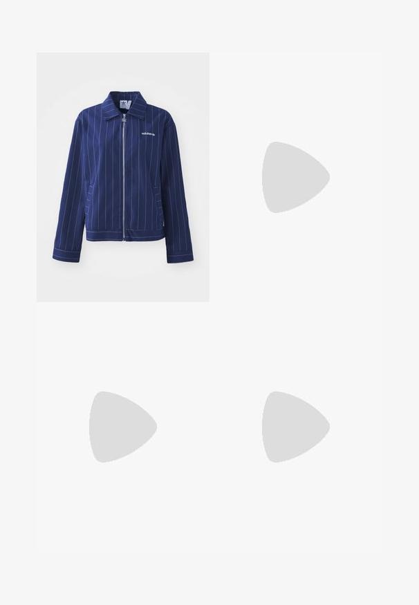 Marine blauwe ritsjack met een kraag, wit streeppatroon en een subtiele logo op de borst. Voorzien van zijzakken en geribde manchetten.; Witte stoffen zwemkleding met een gladde textuur en een diepe scoopneklijn. Het materiaal lijkt lichtgewicht en rekbaar, geschikt voor gebruik in het water.; Lichtblauwe wijdleghenne gemaakt van denim. Kenmerken zijn vijf zakken, een knoopsluiting en een nette zoom. Overal vervaagd voor textuur.; Bruine suède instapschoen met een rood en crèmekleurig patroon aan de rand, een gestructureerde zool en het UGG-logo aan de zijkant. Heeft een lichte platformhoogte.; Blauwe gewatteerde denim schoudertas met een gouden kettingstrap en een opvallend gouden logo accent op de voorkant. Compact rechthoekig van vorm.