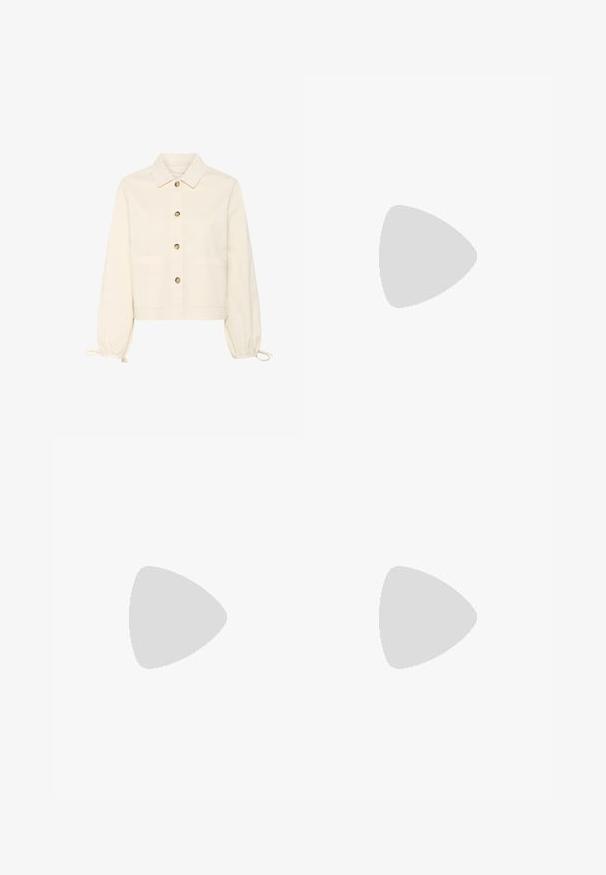 Krémová zkrácená bunda s knoflíkovou přední částí, dvěma velkými kapsami a elastickými balónovými rukávy. Vyrobena z měkké látky.; Bílý krátký rukáv tričko vyrobené z bavlny. Má kulatý výstřih a volný střih. Hladký materiál bez viditelných vzorů nebo akcentů.; Světlé krémové kalhoty širokého střihu s elastickým pasem a šňůrkou, mají boční kapsy a texturovanou látku.; Krémové sportovní tenisky s třemi béžovými pruhy, z velurové a textilní materiály, s texturovanou podrážkou a embosovaným logem na patě.