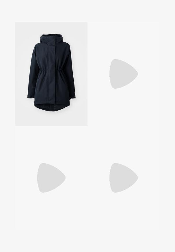 Parka azul marinho com capuz, com cordões ajustáveis na cintura e punhos com fecho de botão, projetada para clima frio.; Sweatshirt com capuz preto feito de algodão, apresentando um bolso canguru, mangas com punho e um logótipo "carhartt" bordado em branco na frente.; Blusa de manga longa azul-claro com colarinho alto, tecido texturizado e fecho de botão. Apresenta mangas raglan e uma bainha curta.; Calças de ganga negras largas com um acabamento desbotado, cinco bolsos, fecho de botão na cintura e detalhes cosidos na frente e nas laterais.; Sapatos brancos planos com detalhes e solado pretos, combinados com meias caneladas roxas claras com tiras brancas em cruz. Colocados sobre um fundo verde.