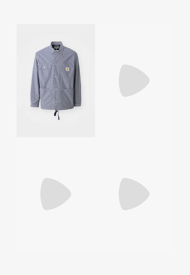 Marineblauwe en witte gestreepte shirtjacket, met een kraag, drukknoopjes, twee borstzakken, een verstelbare onderkant en een logo-patch op de linkerzak.; Zwart katoenen T-shirt met een grafisch ontwerp van spinnenwebben in witte lijntekeningen op de borst. Korte mouwen en een ronde halsontwerp.; Zwarte denim jeans met een losse pasvorm, voorzien van contrasterende witte stiksels, een knoopsluiting en een recht ontwerp.; Blauwe suède sneakers met witte strepen, gumrubberen zool, rode accenten op de hak en grijze veters. G gedragen met witte geribbelde sokken.