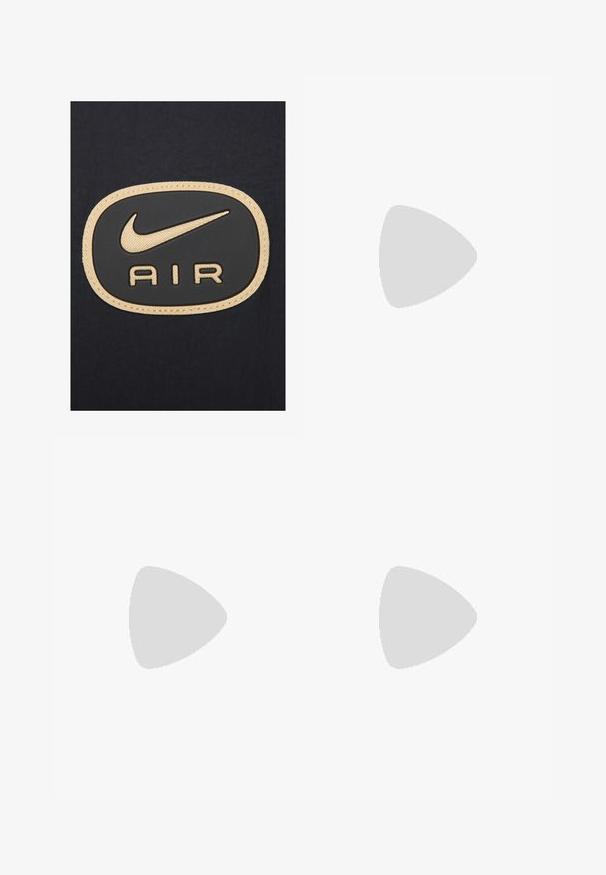 Nike Sportswear AIR - Let jakke / Sommerjakker - black white metallic gold; Ung mand med kort krøllet hår iført en ensfarvet hvid kortærmet t-shirt og blå jeans, stående med hænderne i lommerne.; Sorte shorts med elastisk talje, sidelommer og lige snit. Fremstillet af et let materiale med en glat tekstur.; Sort atletisk sko med en overdel i mesh og syntetisk materiale, der har et ribbet design, snørebånd og en kraftig sål med synlige støddæmpende enheder.