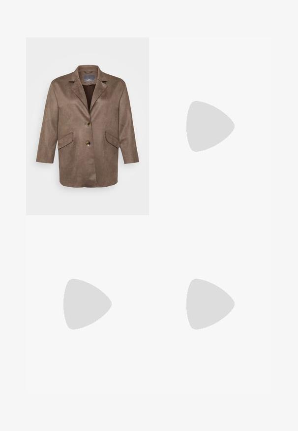 Hnědý blazer z faux semiše s klopovými límci, dvěma předními kapsami a jedním knoflíkem na zapínání. Má rukávy o délce tří čtvrtin.; Černé bavlněné tričko s krátkým rukávem a kulatým výstřihem. Na horní levé straně je text "SEBELÁSKA" ve světle růžové barvě.; Tmavě modré zvonové džíny z denimu s mírným pasem, pěticípým designem a vyblednutím na stehnech se stehovými detaily.; Černé vysoké plátěné tenisky s bílými gumovými podrážkami a tkaničkami. Na boku mají kulaté logo a kontrastní bílé švy.