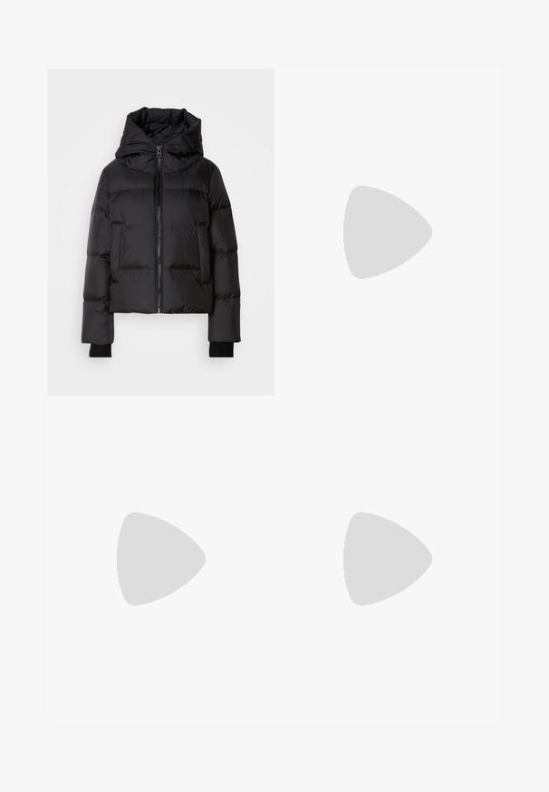 Svart pufferjakke med høy krage, glidelås, sidelommer og ribbede mansjetter. Det quiltede designet gir tekstur og isolasjon.; Langermet skjorte med båtformet hals, med horisontale maroon og hvite striper. Mykt, lett stoff med en figursydd fasong.; Mellomhøye grå denim vid ben med subtil falming, klassisk fem-lommers design og metallknapp-lukking. Vanlig buksebenlengde.; Svart lær ankelstøvel med en kraftig hæl, elastiske sidepaneler og en løftestrop bak. Teksturert såle for bedre grep.