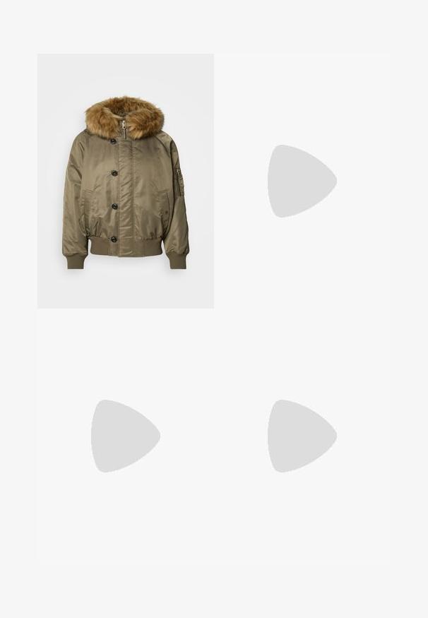 Giubbotto bomber verde oliva con polsini e orlo a coste, bottoni frontali, chiusura con zip, tasche laterali e un grande cappuccio in finta pelliccia marrone staccabile.; Maglione grigio chiaro lavorato a maglia con scollatura rotonda, polsini e orlo a coste. Presenta un tessuto testurizzato in un colore solidale senza motivi.; Jeans flared in denim azzurro chiaro con vita alta, dotati di cinque tasche, passanti per cintura e una texture di lavaggio sbiadito.; Stivale alla caviglia nero con finitura liscia, pannelli laterali elastici e un tab di presa rosso a contrasto, dotato di una suola in gomma spessa e punta arrotondata.