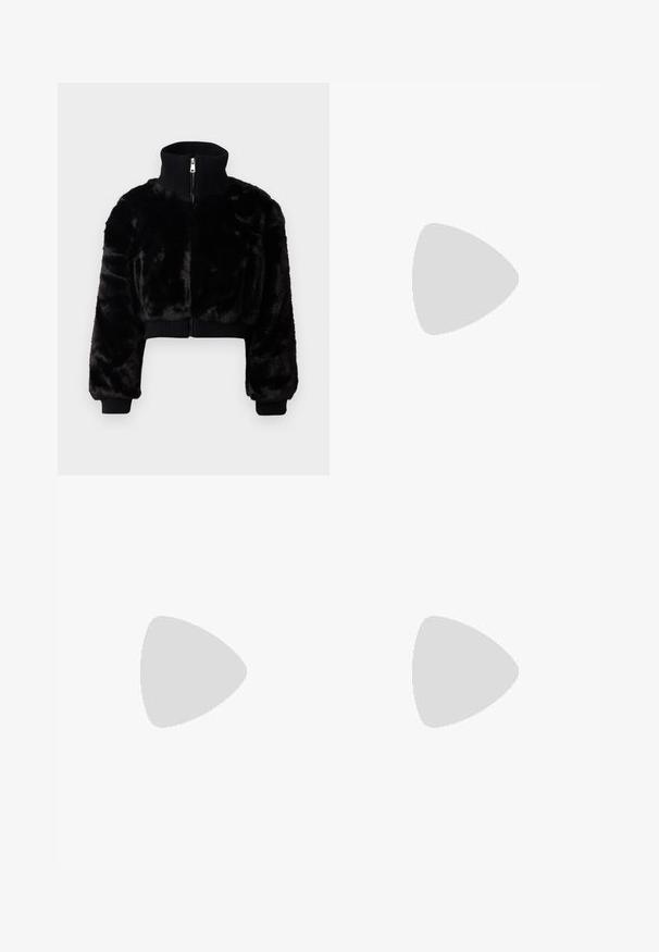 Giacca nera corta in pelliccia sintetica con colletto alto, polsini a coste e zip frontale. Caratterizzata da un design corto e una texture morbida.; Canotta nera a coste con scollatura a V profonda e spalline larghe. Tessuto liscio, silhouette aderente e senza decorazioni visibili.; Pantaloni wide-leg in corduroy neri con vita alta, dotati di due tasche frontali e chiusura con bottone metallico. Tessuto testurizzato con righe verticali.; Le scarpe da ginnastica nere e grigie presentano una tomaia in rete, suole spesse e lacci. Hanno una punta arrotondata e un dettaglio di ammortizzazione visibile.