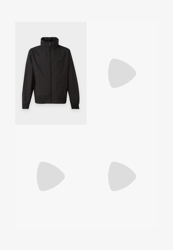 Calvin Klein Regenjacke / wasserabweisende Jacke - black; Weißes Polohemd mit einem zweifarbigen Design, das vertikale Streifen in Schwarz und Blau aufweist. Ein gelbes Logo ist auf der Brust gestickt.; Marineblaue Shorts aus leichtem Material, mit Knopfverschluss, seitlichen Taschen und geradem Schnitt. Glatte Textur ohne Muster.; Weißer Sneaker mit einem Obermaterial aus Mesh und Synthetik, runder Zehenform, flachen Schnürsenkeln und einem strukturierten Seitenstreifen. Gummisohle mit einer Lasche hinten.