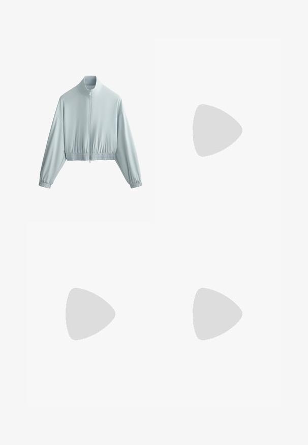 Krate jakna od mekanog svijetloplavog materijala, s visokim ovratnikom, prednjim zatvaračem i elastičnim strukom i manžetama za opušteni izgled.; Crna rebrasta majica na bretele, s okruglim izrezom i širokim izrezima za ruke. Materijal izgleda mekano s uskim krojem.; Široke crne hlače od meke tkanine, sa visokim strukom i dva džepa sa patentnim zatvaračima, uz to imaju suptilne šavove duž bočnih strana.; Bežna sportska cipela s teksturiranim gornjim dijelom, dizajnom na vezanje, laganom potplatu i zakrivljenim, podstavljenim okovratnikom za udobnost. Sadrži logo sa strane.