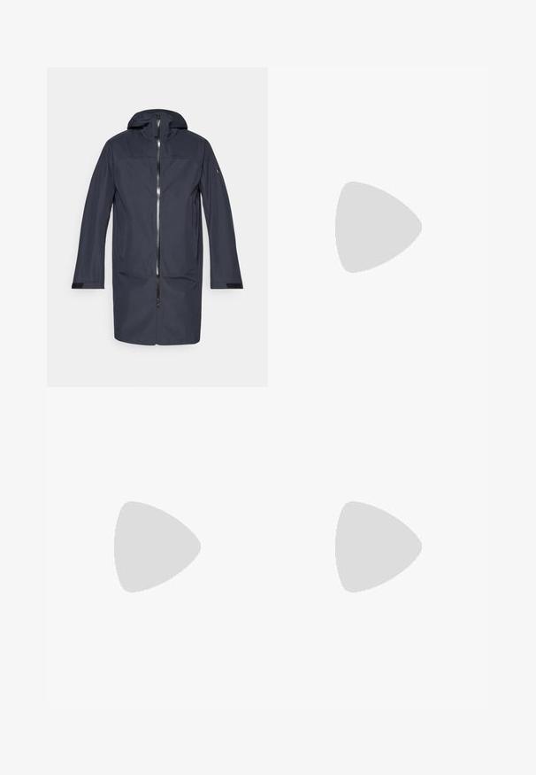 Mørkeblå lang vandtæt jakke med hætte, frontlynlås, sidelommer og justerbare håndledsremme.; Peak Performance CLASSIC - Poloshirts - sand fog; Sort afslappede bukser med elastisk talje, sidelommer, elastiske manchetter ved anklerne og et lille logo på højre lår.; Olivenfarvet løbesko med tekstureret materiale, sorte accenter, stort logo og en let hvid sål, placeret på en betonoverflade.
