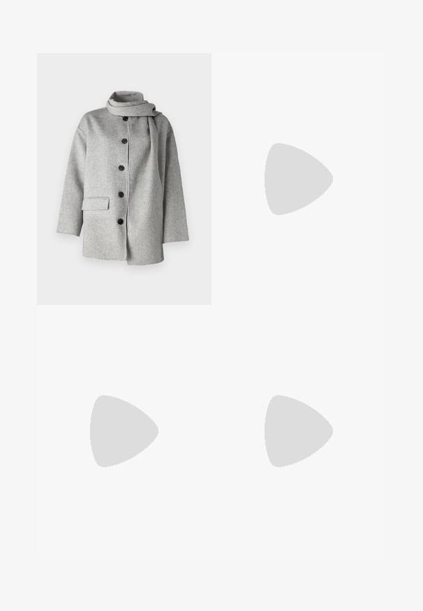 Szürke gyapjú keverék kabát magas gallérral, elülső gombos záródással és egy oldalsó zsebbel; puha tapintású és minimalista design jellemzi.; Sötétzöld hosszú ujjú felső, puha anyagból. Kerek nyakkivágással és laza szabással, egyenes szegéllyel. Márkajelzés: WEEKDAY.; Fekete, rugalmas szabású nadrág, sima felülettel, egyenes szabással és kis oldalsó cipzárakkal az alsó részen.; Fekete bokacsizmák sima szintetikus felsőrésszel, elasztikus oldalbetétekkel, húzófüllel és masszív gumitalppal.