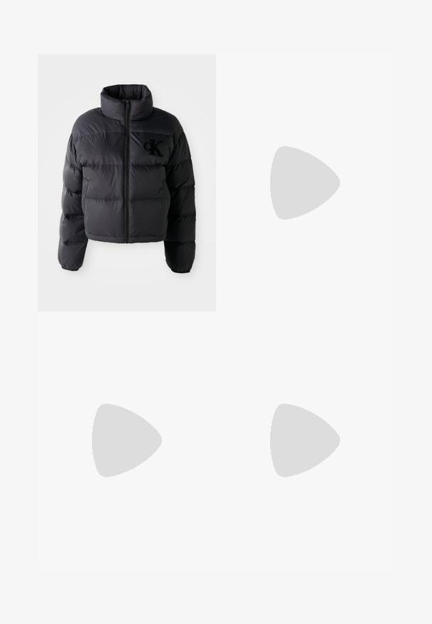 Mustat puffer-takit, lyhyempi malli korkealla kauluksella, jossa on vaakasuorat tikatut osat ja etuvetoketju. Brodeerattu logo rinnassa.; Musta puuvillainen t-paita, jossa on pyöreä kaula-aukko, lyhyet hihat ja sininen brodeerattu "Calvin Klein JEANS" -logo edessä.; Vartalolteen istuvat, leveälahkeiset farkut tummanharmaasta denimsestä. Niissä on klassinen viiden taskun malli ja näkyvät saumat etuosan saumoissa.; Musta nahkakengät, joissa on pyöristetty kärki, paksu teksturoitu pohja ja vähäiset ompeluyksityiskohdat. Tyylikäs muotoilu, jossa ei ole näkyviä nauhoja tai metalliosia.