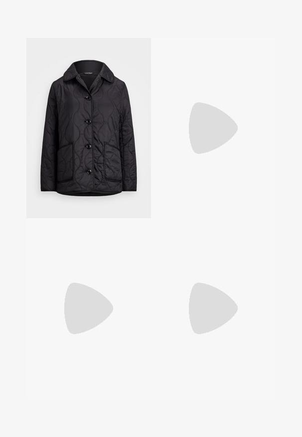 Giacca nera trapuntata con colletto, bottoni frontali e due grandi tasche a patta con sottili motivi a onda sul tessuto.; Maglione bianco senza maniche realizzato in cotone liscio, con orlo a coste e un piccolo logo blu navy in basso a sinistra. Design semplice, senza motivi.; Pantaloni sportivi neri con una texture liscia, vita alta e design a gamba affusolata. Senza elementi di hardware o motivi visibili.; Sneaker low-top bianco e nero con sole in gomma decorato e design a zig zag sul lato, mostrato dal lato esterno su uno sfondo neutro.