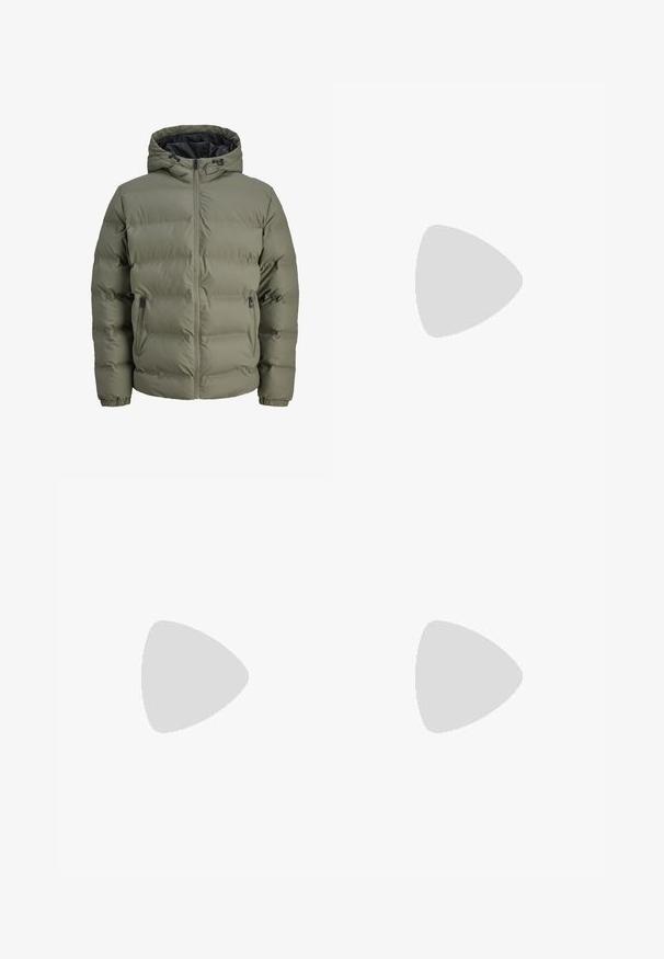 Olivgrüne Daunenjacke mit Kapuze, Reißverschluss und zwei Seitentaschen. Verfügt über gesteppten Stoff und elastische Bündchen.; Dunkelblauer Rollkragenpullover aus geripptem Strickstoff. Mit langen Ärmeln und einem taillierten Kragen. Glatte Textur, minimale Verzierungen.; Helle blaue Jeans mit hoher Taille, Frontknopf, Reißverschluss und fünf Taschen-Design, flach auf einem neutralen Hintergrund ausgelegt.; Weiße Sneaker mit schwarz- und grau-aczenten, ausgestattet mit einer strukturierten grauen Zehenkappe, schwarzer Gummi-Sohle und flachen weißen Schnürsenkeln. Sauberes Design, minimalistische Stil.