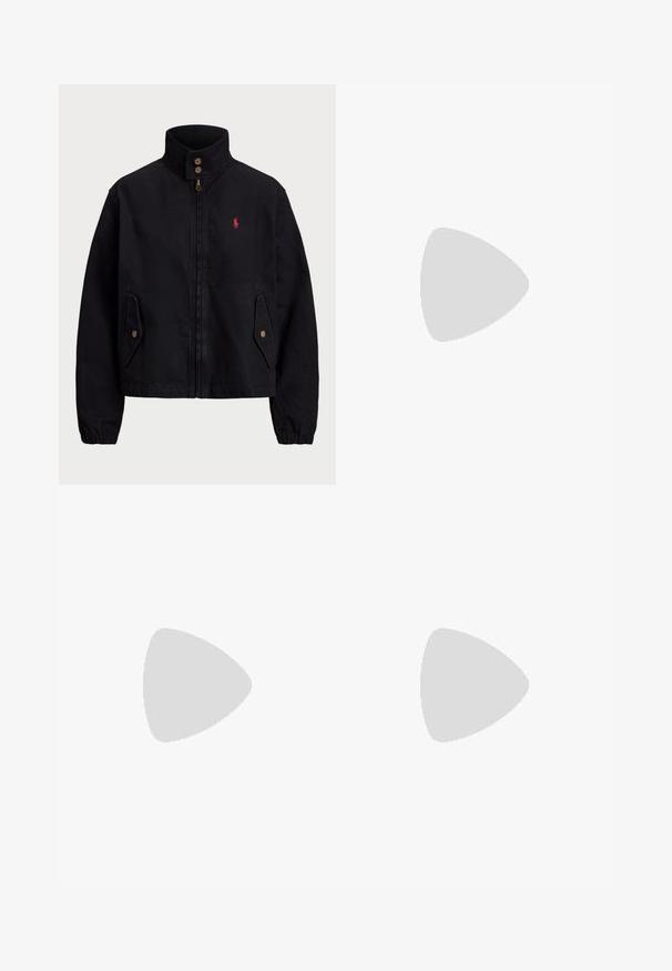 Čierna bunda s vysokým golierom, so zipsovým uzáverom a dvoma bočnými vreckami. Má červené logo na ľavej strane hrude a elastické manžety. Materiál je bavlna.; Červená a biela pruhovaná tričko s krátkymi rukávmi, vyrobené z mäkkej látky s voľným strihom a okrúhlym výstrihom, s horizontálnymi pruhmi.; Dlhé modré džínsové nohavice s piatimi vreckami, zapínaním na gombík a kontrastným prešívaním, s jemným a textúrovaným povrchom.; Námornícke modré tenisky s leopardími akcentmi, bielym logom Nike, hnedými šnúrkami a bielou medzipodrážkou. Skombinované s svetlými denimovými cargo nohavicami.