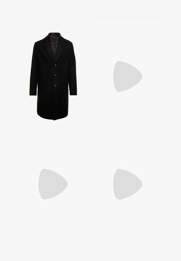 Svart ullblandingsfrakk med et elegant design, som har et avtagbart isolert innerlag, tre knapper og to frontlommer.; Sort langermet skjorte laget av glatt bomull, med knappestolpe foran, klassisk krage og buet kant. Enkel design, uten mønster.; Smal passform svarte bukser med beltesløyfer, frontknapplukking og sidelommer, vist mot en lys grå bakgrunn.; Sorte sued sneakers med lav profil, rund tå og hvit gummisåle. Har flate snørebånd og en subtil logo på siden.