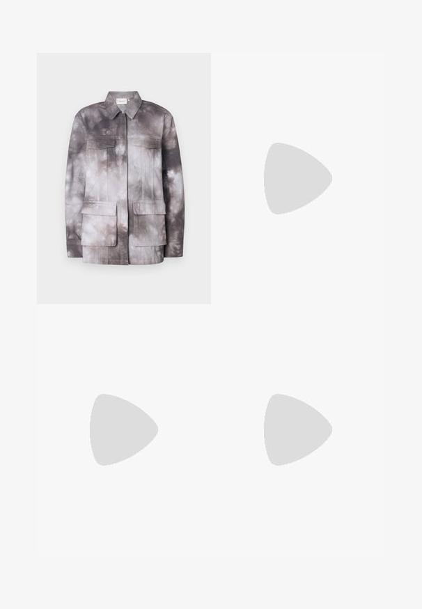Ľahká bunda s motívom tzv. tie-dye v odtieňoch sivej a krémovej. Obsahuje dve náprsné vrecká a predný zips. Hladká textúra a štruktúrovaný dizajn.; Biela blúzka s krátkym rukávom vyrobená z mäkkej látky, s okrúhlym výstrihom a zhluky látky v oblasti pásu pre štíhly vzhľad.; Samsøe Samsøe HOYS STRAIGHT PANTS  - Nohavice - turbulence; Čierne kožené špicaté muly s nízkym stiletto podpätkom. Hladká textúra, minimalistický dizajn a otvorená zadná časť pre jednoduché obúvanie.