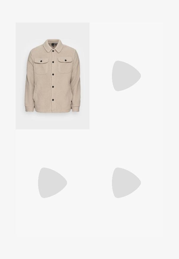 Giacca in pile beige con colletto, chiusura a bottoni, due tasche sul petto con pattina e tessuto testurizzato. Bottoni neri accentuano il design.; Camicia blu navy a maniche lunghe con bottoni, in misto cotone, colletto a punta, logo discreto sul petto, dettaglio del polsino singolo, vestibilità strutturata.; Pantaloni neri in tessuto liscio, con un design a gamba dritta, tasche frontali, chiusura con un singolo bottone e senza motivi visibili.; Sneaker bianca in pelle con un Swoosh nero testurizzato, lacci piatti e una suola in gomma con un motivo a righe. "AIR" è impresso sul tallone.