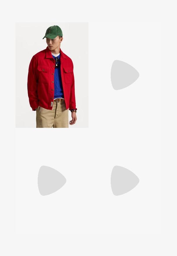 Rød jakke med knapper og to brystlommer, lagdelt over en blå kabelstrikket sweater, båret med tanfarvede bukser og en grøn fløjlskasket.; Sort bomulds t-shirt med rund hals, korte ærmer, udstyret med et lille hvidt logo på venstre bryst og uden yderligere mønstre eller accenter.; Sorte denimshorts med løs pasform, udstyret med kobberdetaljer, fem lommer og en lige kant. Stoffet har en blød, struktureret overflade.; Hvide og sorte atletik sko med en tekstureret sål, der har udskårede designs på siderne og snørebånd, samt en polstret hæl for støtte.