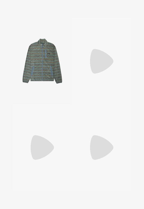 Rakstains zip-up jaka zaļā un zilā krāsā ar teksturētu audumu, ar priekšējo kabatu, stāvoša apkakle un dažādiem teksturētiem rakstiem.; Balta kokvilnas T-kreklā ar īsām piedurknēm, apaļu kakla izgriezumu un mazu tumši zilu logotipu kreisajā krūtī. Gluda tekstūra, brīvi pieguļoša forma.; Tumši džinsa platā kēja bikses ar jostu, ar priekšējiem kabatām un kontrastējošu šuvi. Gluda tekstūra ar tīru dizainu.; Jūras spēku krāsas ādas brīvā laika apavi ar noapaļotu purngalu, plakanu šņoru un teksturētu zoli; uz mēles ir logotips, kas kontrastē ar krēma krāsas zoli.