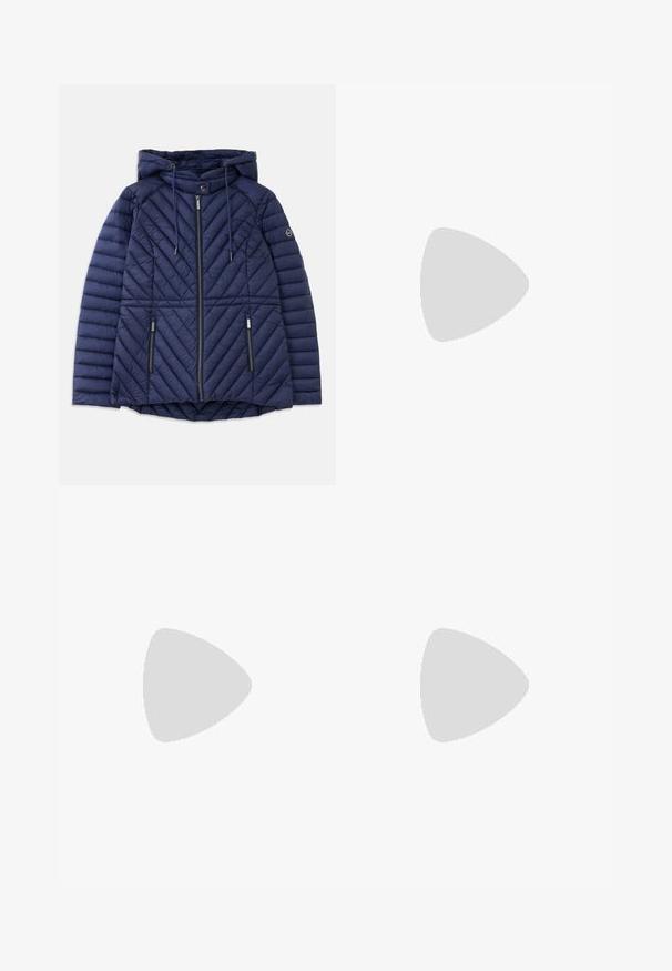 Veste à capuche matelassée bleu marine avec fermeture éclair à l'avant, deux poches zippées, cordons de serrage et logo sur la manche gauche.; T-shirt noir à manches courtes avec un col en V, fabriqué dans un tissu lisse et extensible. Présente une silhouette simple et classique sans embellissements.; Pantalons noirs ajustés avec une texture lisse, une finition légèrement brillante et une coupe droite. Pas de matériel ou de motifs visibles.; Bottes noires à la cheville en cuir lisse, dotées d'un bout pointu, d'un tige ajustée et d'un talon haut fin. Design minimaliste sans quincaillerie visible.