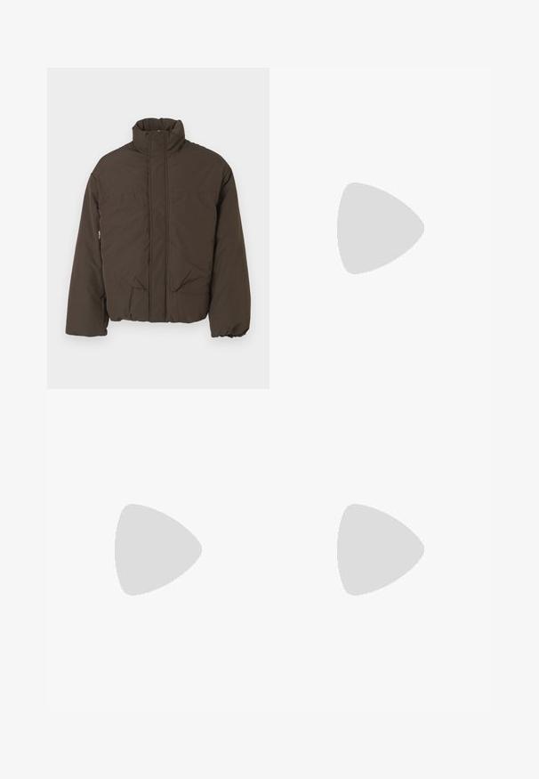 Veste matelassée brune avec un col haut, une fermeture éclair à l'avant, deux poches latérales et une texture matelassée. Conçue pour la chaleur et le confort.; T-shirt en coton marron à manches courtes, col rond et petit logo blanc sur la poitrine. Texture lisse et coupe standard.; Jean en denim noir avec une coupe droite, dotés d'une fermeture à bouton, de cinq poches et d'accents en matériel couleur cuivre.; Mocassins en cuir noir avec une finition lisse, tige de style moccasin, détails cousus et semelle en caoutchouc. Design classique avec un talon bas.