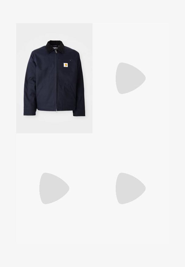 Námořnická modrá bunda z plátna s černým manšestrovým límcem, zapínání na zip, přední kapsa a logo na levé hrudi.; Světle zelené tričko s krátkým rukávem vyrobené z měkké látky, s náprsní kapsou a čtvercovým logem. Jednoduchý, nezdobený design.; Khaki pracovní kalhoty vyrobené z odolné tkaniny, s několika bočními kapsami, rovnou nohavicí a nastavitelnými tkaničkami na lemu.; Bílé, šedé a černé vysoké tenisky Nike Air Jordan s růžovým interiérem a žlutým jazykem, umístěné na betonovém povrchu.