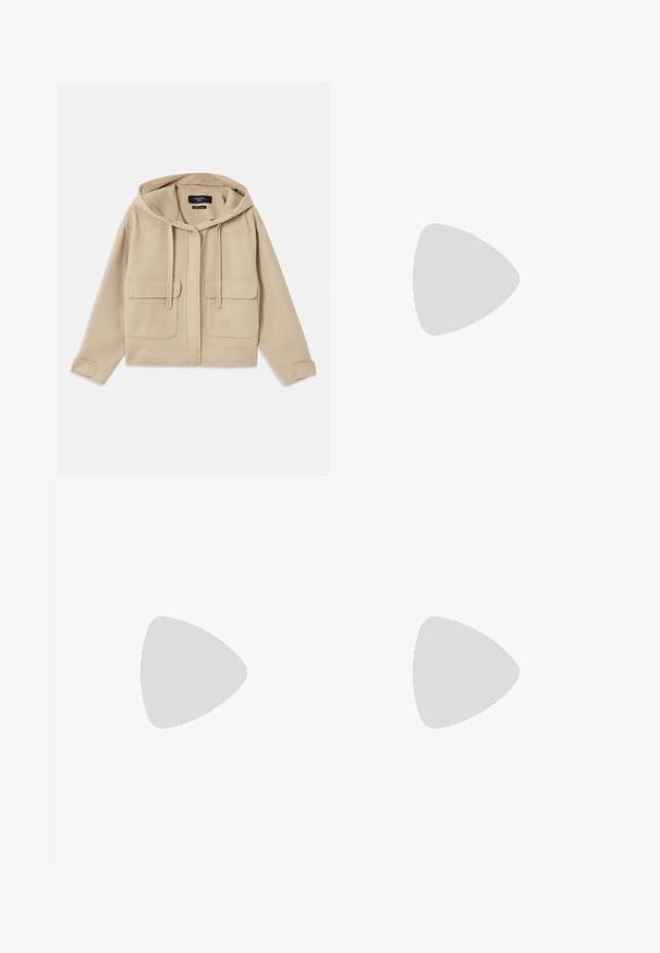 Giacca a vento beige accorciata con cappuccio realizzata in tessuto morbido, dotata di due tasche frontali, cappuccio con cordino e polsini con bottone. Tessuto liscio su tutta la superficie.; Top a maniche lunghe a righe bianco e blu navy, design cropped con scollatura rotonda e dettaglio decorativo in catena argentata al colletto.; Pantaloni beige a gamba larga realizzati in tessuto morbido, con fronte piatto e pieghe, zip e passanti per cintura. Vestibilità sartoriale complessiva.; Mocassini in pelle nera con una suola alta e spessa, dotata di una texture. Presentano un design cucito e un accento dorato sulla fascia.