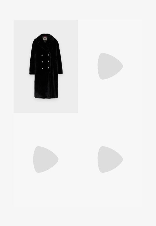 Sort faux fur frakke med dobbeltbrystet design, der har skinnende sølvknapper og et klippet krave. Blød tekstur og mellemlang længde.; Sort og hvid ærmeløs maxi kjole i et glat stof, med høj hals og et abstrakt penselstrøg mønster i varierende nuancer af grå.; MAX&Co. SOHO - Højhælede sandaletter / Højhælede sandaler - schwarz; Sorte plastik solbriller med gradient grå linser, overdimensioneret rund form, hvide arme og en let bølgedetalje øverst.; Casadei BORSA - Håndtasker - voyage panama/nero