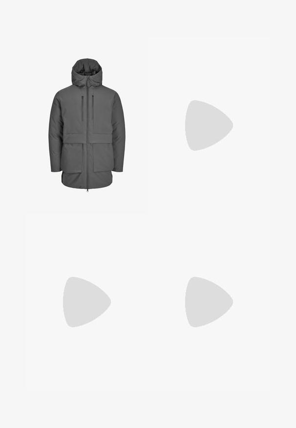 Pelēka izolēta jakas ar kapuci, ar priekšējo rāvējslēdzēju, divām ar rāvējslēdzēju aizveramām kabatām un savilktu jostasvietu. Gluda, ūdensizturīga materiāla.; Tumši zaļš krekls ar apkakli, garām piedurknēm un vienu krūšu kabatu; ir baltas pogas un maiga tekstūra.; Melnas pielāgotas bikses ar gludu priekšpusi, divām sānu kabatām un pogu aizdari. Gluda tekstūra un taisnas kāju forma.; Melnās ādas kurpes ar gludu apdari, smailu purngalu un sešu caurumu saistīšanas dizainu, ar zemu papēdi un smalkām izšuvumu akcentiem.