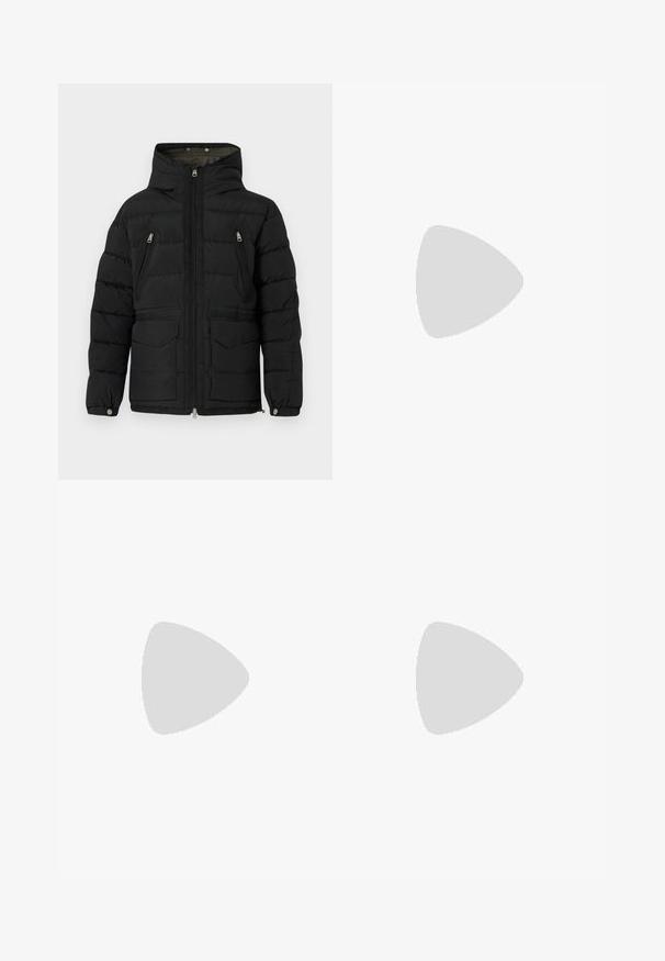 Replay CLASSIC HOODED PUFFER - Ziemas jaka - black; Melna kokvilnas T-krekls ar apaļu kakla izgriezumu, ar sarkana ziedu kabatu un baltu tekstu tuvu apakšmalai kreisajā pusē.; Pelēki augsta jostasvieta džinsi ar brīvu piegriezumu, ar taisnu kāju dizainu, redzamām dūrēm un nolietotu tekstūru.; Replay ARTHUR ATOM - Treniņu apavi - black