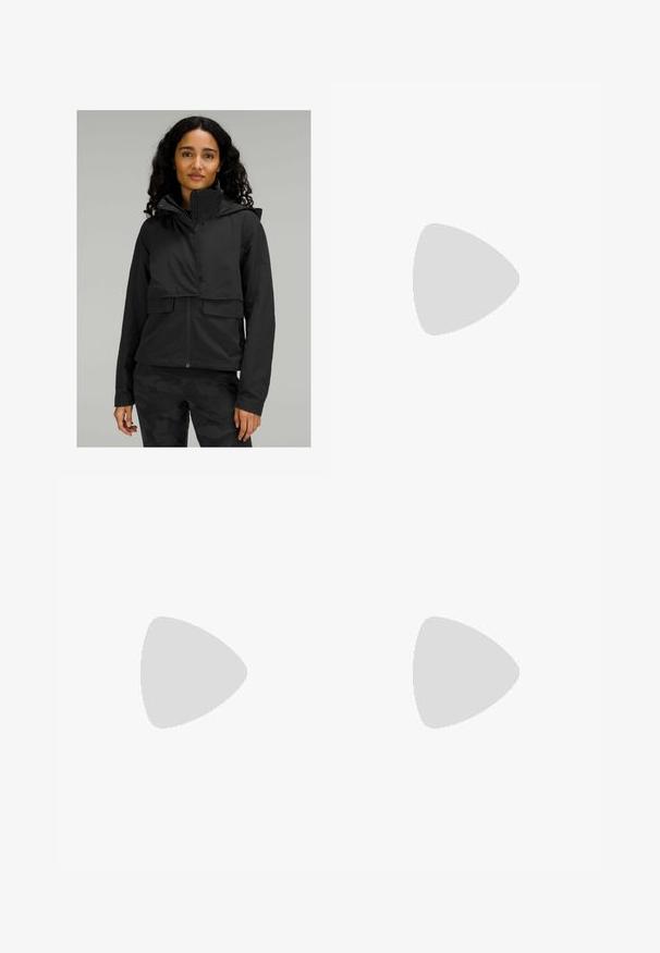 Čierna kapucňová bunda s croppovaným strihom, dvoma prednými vreckami a hladkou textúrou. Nosená cez čierne tričko a nohavice s maskáčovým vzorom.; Čierne tričko s krátkym rukávom vyrobené z bavlny s okrúhlym výstrihom. Obsahuje biele logo Nike na hrudi, minimalistický dizajn a priliehavý strih.; Čierne cyklistické šortky s vysokým pásom vyrobené z elastického materiálu, s hladkým povrchom, priliehavým strihom a lemovanými okrajmi. Žiadne viditeľné vzory ani akcenty.; Bežecká obuv Nike s čierno-striebornou farebnou schémou, sieťovinovým zvrškom, štruktúrovanou podrážkou a systémom šnurovania pre bezpečné uchytenie.