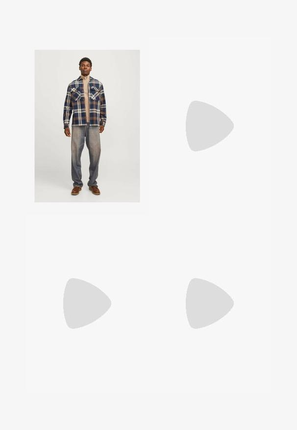 Chemise en flanelle à carreaux bleu marine et blanc avec poches poitrine, superposée à un top beige à col montant, assortie à un jean en denim ample et des chaussures marron.; Maillot de football rouge et blanc à manches courtes, portant le logo "Emirates FLY BETTER", des bandes Adidas et le blason d'Arsenal. TEXTURE : lisse.; Pantalons en denim noir avec une coupe droite, un design à cinq poches et une fermeture à bouton à l'avant. Texture lisse avec des détails de couture minimaux.; Basket en velours marine avec des rayures jaunes, des lacets blancs et des accents bordeaux. Semelle texturée avec des rainures pour une adhérence optimale. Logo de la marque sur le côté.