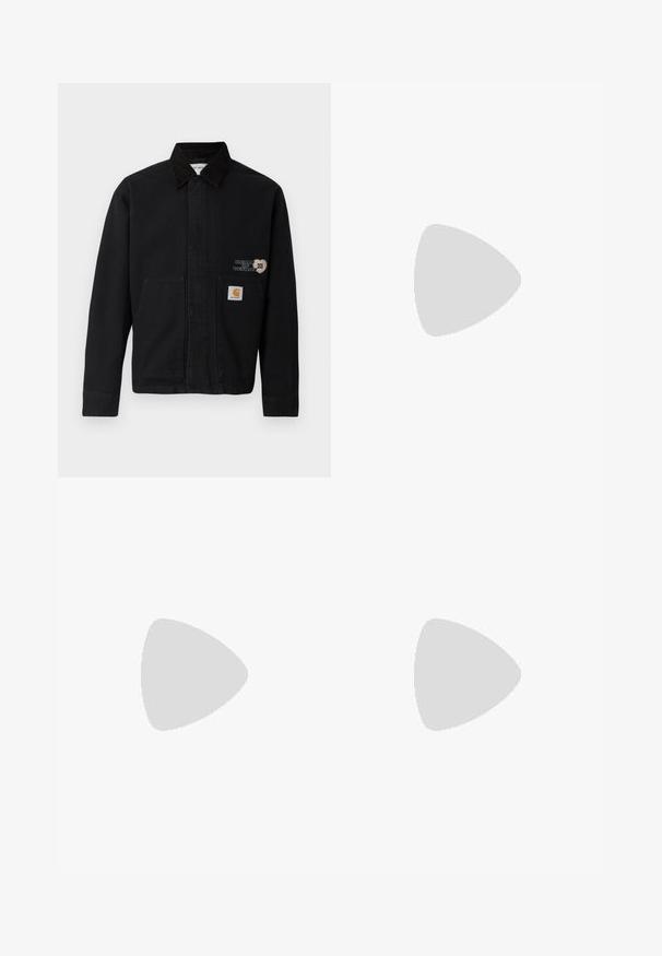 Schwarze Canvas-Jacke mit Kragen und zwei vorderen Taschen. Sie verfügt über ein herzförmiges Design und ein Markenschild an der unteren Tasche.; Weißes Baumwoll-T-Shirt mit kurzen Ärmeln und Rundhalsausschnitt. Mit einem schwarzen "Carhartt"-Logo, das auf der oberen linken Brustseite aufgedruckt ist.; Marineblaue Cargo-Shorts aus leichtem Stoff, ausgestattet mit einem elastischen Bund, mehreren Seitentaschen und einer glatten, strukturierten Oberfläche.; Weiße Ledersneaker mit schwarzem Nike-Swoosh, flachen Schnürsenkeln und strukturiertem Gummisohlen. Abgerundete Zehenpartie und gepolsterter Kragen für zusätzlichen Komfort.