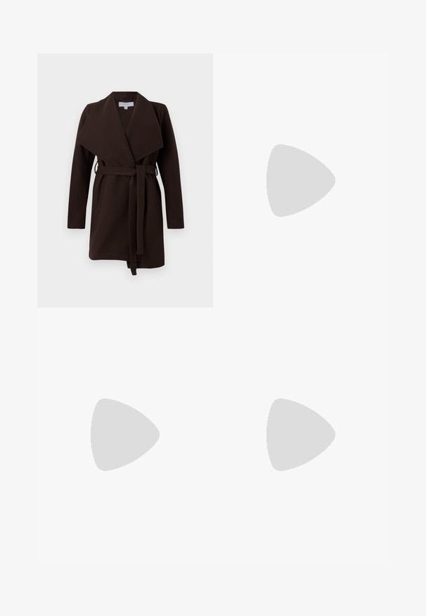 Bruin ceintuur jasje met een brede kraag, lange mouwen en een open voorkant. Gemaakt van zachte stof met een gladde textuur.; Witte langemouwige button-up shirt in een gladde katoenmix. Voorzien van een klassieke kraag, een knoopsluiting aan de voorkant en afgeronde manchetten.; Wijde jeans in lichtgrijs denim, met een hoge taille, voorzakken en een ruwe zoom. Geïnvesteerd textuur voegt visuele interesse toe.; Bruine suède instappers met een ronde neus, veters details en een lage profiel. Gecombineerd met zwarte cropped leggings tegen een witte achtergrond.