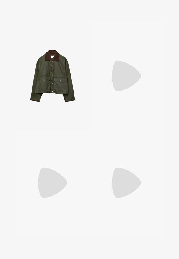 Olivgrüne Jacke mit einem braunen Cordkragen, ausgestattet mit zwei Vorderfächern, einem Knopfverschluss und einem kürzeren Schnitt. Weicher Stoff.; Weißes Baumwoll-T-Shirt mit einem großen roten und marineblauen Grafikdruck, der ein Pferd und den Text "LEVI'S THE ORIGINAL" in fetten Buchstaben zeigt.; Hellblaues, mittelhohes Denim-Jeanspaar mit strukturiertem Finish, das eine kleine Vordertasche und einen Metallknopfverschluss aufweist. Auffällige Nähte sind sichtbar.; Braune Lederbootsschuhe mit einem niedrigen Schnitt, Schnürdesign, Metallösen und einer strukturierten Gummisohle, die entlang der Vorderseite genäht ist.; Braune Leder-Umhängetasche mit geräumigem Design. Verfügt über eine glatte Textur und ein dezentes Goldenes Logo. Kombiniert mit einem cremefarbenen Strickpullover.