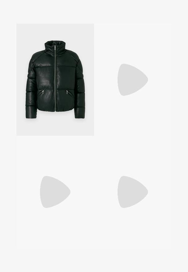 Črna usnjena puffer jakna z visokim ovratnikom, ki ima sprednji zadrgo in dva stranska žepa z zadrgo. Kvačkana zasnova s podloženim videzom.; Bela majica s kratkimi rokavi z rdečim napisom "Studio Originals Edition" na levi strani prsnega koša, prikazana na nevtralnem sivo backgroundu.; Bele hlače z navpičnimi mornarsko modrimi črtami, elastičnim pasom in vrvico. Mehka tekstura z sproščenim in lahkotnim dizajnom.; Bele zapete brez vezalk z teksturirano površino, debelim podplatom in minimalističnim dizajnom. Na strani se nahaja logotip blagovne znamke.