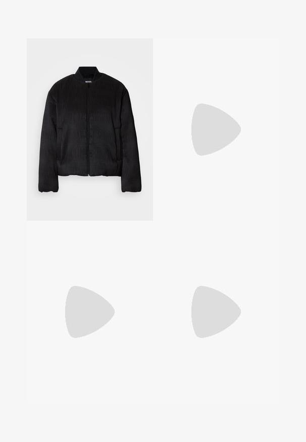 Casaco bomber preto com um design texturizado, fecho de zíper, gola canelada e punhos elásticos. Apresenta um corte regular e tecido suave.; T-shirt de algodão preto com decote redondo, mangas curtas e um logótipo bordado no peito. Corte simples e descontraído, sem padrões.; Calças pretas ajustadas com um corte slim, apresentando uma textura suave, bolsos frontais, passadores para cinto e um detalhe discreto na cintura.; Botas de tornozelo em couro preto com um salto bloco, apresentando painéis laterais elásticos. Combinadas com calças pretas que têm uma faixa lateral branca.