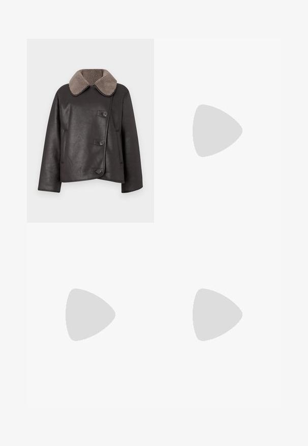 Brūna ādas jaka ar vilnaina apkakli, ar pogām priekša, taisnu piegriezumu un sānu kabatām. Gluda tekstūra ar minimālu apdari.; Gai pelēks džemperis ar apaļu kakla izgriezumu, ribinātām piedurknēm un apakšmalu, kā arī mīkstu tekstūru. Iekļauj nolaižas plecus, kas nodrošina brīvu piegriezumu.; Brūnas platās bikses no mīksta, zamšveida auduma. Tās ir aprīkotas ar četrām kabatām, pogām un gludu, teksturētu virsmu.; Olive zaļa zamšveida potīšu zābaki ar noapaļotu purngalu, ar šuvēm un masīvu zoli, kas rotāta ar tekstūru. Aizmugurē ir mazs cilpiņas uzvilkšanai.