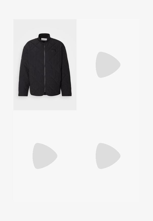 Jaqueta preta acolchoada com colarinho alto, fecho de correr e um discreto emblema. Apresenta um acabamento texturizado e padrões em forma de losango.; Pullover de cor verde escura com uma gola alta e um fecho zip parcial. Feito de tecido macio, tem mangas longas e um corte relaxado.; Calças de ganga pretas com um design de pernas largas, apresentando cinco bolsos e fechos metálicos. Textura suave, sem padrões visíveis.; Sapatilha preta com textura geométrica na lateral, biqueira lisa e sola de borracha branca. Apresenta atacadores redondos e um design de cano baixo.