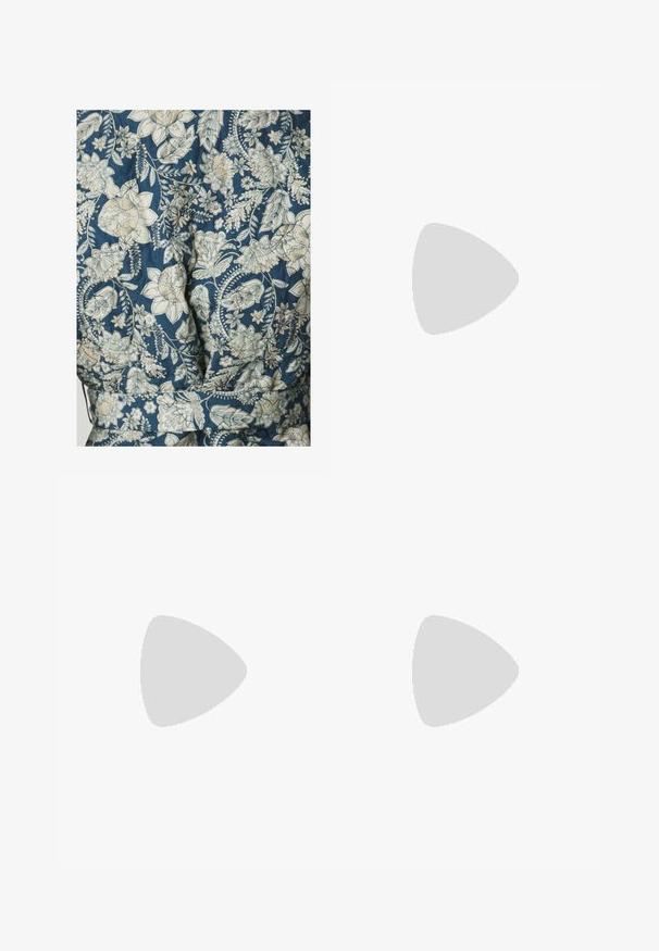 Tejido de patrón floral en tonos de azul y crema, con textura acolchada y diseño de cintura con cinturón.; Top de tirantes azul claro hecho de tejido texturizado con escote corazón, tirantes delgados y un dobladillo con forma de concha. Presenta un patrón de corazones en toda la prenda.; Jeans de mezclilla azul oscuro con un diseño de pierna recta, estilo de cinco bolsillos y detalles de costura visibles. Cierre de botón en la cintura.; Mule de cuero beige con diseño de punta afilada, silueta elegante y tacón delgado, que presenta sutiles detalles de costura a lo largo de los lados.