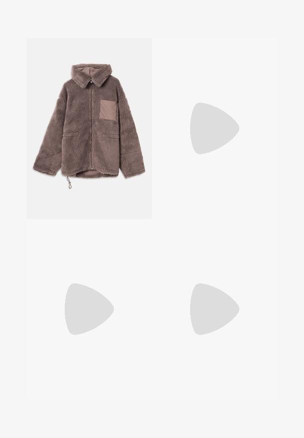 Barna, bolyhos fleece dzseki galléros nyakkal, cipzárral záródik, két elülső zsebbel és világosbarna kontrasztos zseb részlettel.; Rövid ujjú, szürke kötött póló, V-nyakkal, finom állaggal, bordázott szegéllyel és ujjakra. A márkacímke belül látható.; Fekete selyem nadrág, testre szabott szabással, fehér oldalsó csíkokkal. Harangszárú fazon, elülső plisszékkel a részletgazdagság érdekében.; Fekete velúr slip-on cipő hímzett mintával, kerek orral, vastag talppal és a sarokban a "MOON BOOT" felirattal. Texturált felszín.