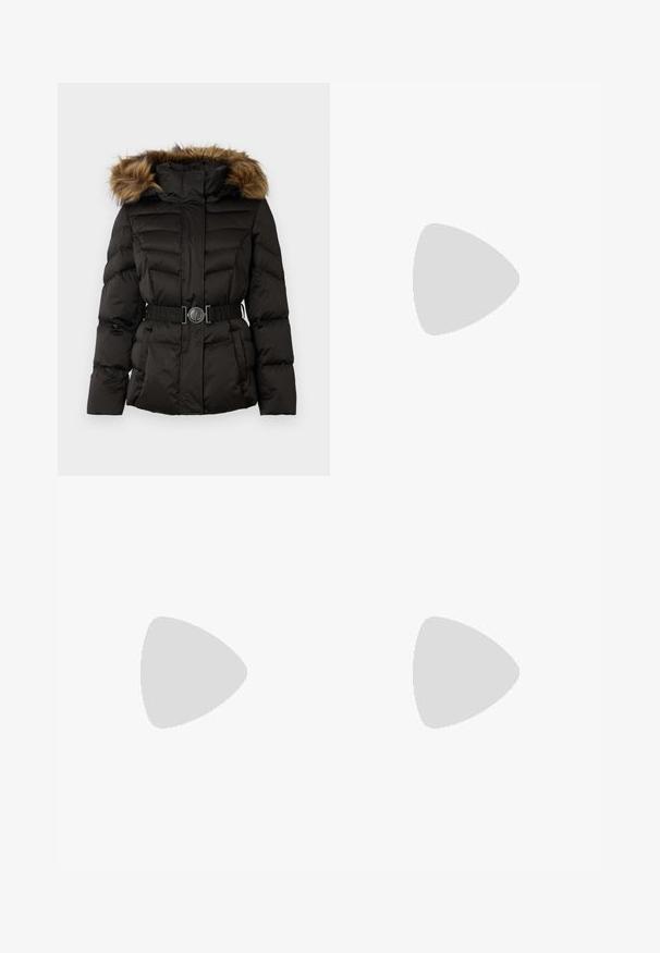 Czarna puchowa kurtka zimowa z brązowym sztucznym futerkiem na kapturze oraz dekoracyjnym paskiem z okrągłą klamrą w talii.; Jasnokremowa bawełniana koszulka z krótkim rękawem, z brązowym haftowanym logo i napisem z przodu.; Jasnoróżowe spodnie szerokie, wykonane z miękkiego materiału, z delikatnym wytłaczanym wzorem i dekoracyjnymi guzikami wzdłuż szwu bocznego.; Czarny zamszowy but na wysokim obcasie z wydłużonym noskiem i smukłym, niskim obcasem. Gładka tekstura z eleganckim wzornictwem, bez widocznych elementów metalowych.