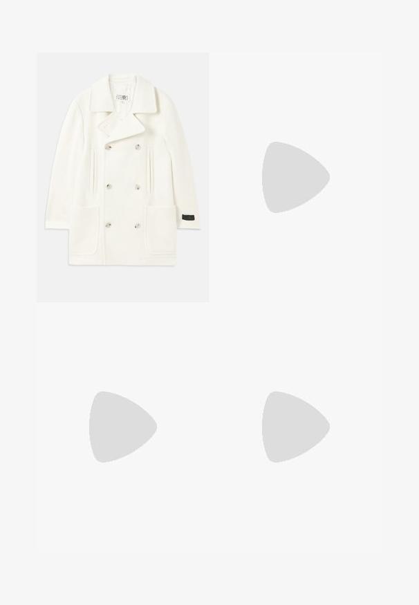 Palton alb cu două rânduri de nasturi, cu rever mari, două buzunare frontale și nasturi de ton argintiu, având o textură netedă și un design croit.; Pulover tricotat de culoare gri închis, cu guler rotund, mâneci lungi și manșete cu detalii ribbate. Textură netedă cu un detaliu subtil al logo-ului în partea stângă jos.; Pantaloni bleumarin din bumbac, cu un design drept, închidere frontală cu nasture și talie clasică cu bucle pentru curea.; Pantofii negri din material textil, cu accent din piele netedă pe partea superioară, design cu vârf rotund și talpă din cauciuc de profil redus.