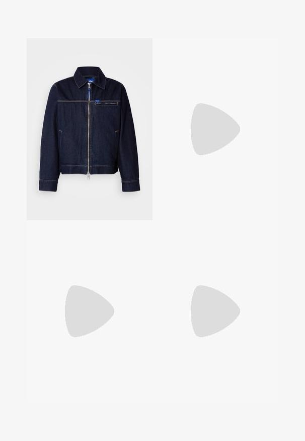 Mørkeblå denimjakke med lynlås foran, spidse kraver og en brystlomme med kontraststing.; Hvid T-shirt med korte ærmer, grå krave og manchetter, sorte og grå striber på ærmerne, samt Umbro-logo på brystet.; Vidder bukser lavet af mørkegrå stof. Har folder ved taljen, et skræddersyet design og en lige silhuet.; Sorte læder loafers med en rund tå, fremtrædende syninger og en tekstureret gummisål. Har dekoreret hardware på vristen.