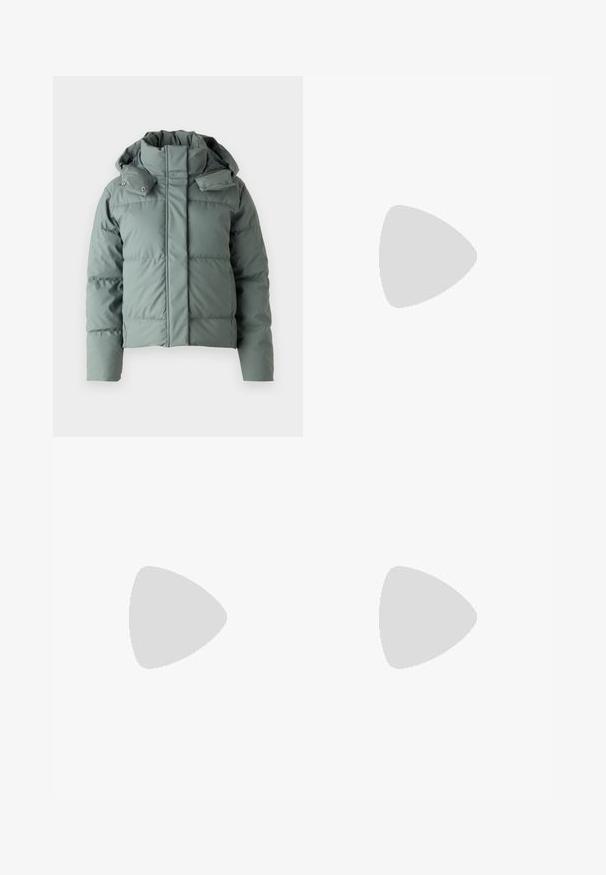 Chaqueta acolchada en verde apagado, con un alto cuello, capucha desmontable y botones a presión. Textura suave con detalles de paneles cosidos.; Suéter de punto beige con cuello redondo y mangas largas. Presenta un patrón texturizado y ribetes en el dobladillo y las mangas.; Jeans de mezclilla azul claro con cintura alta, corte de pierna ancha y un desgaste sutil. Presentan un cierre de botón y un diseño de cinco bolsillos.; Mocasines de plataforma de cuero negro con punta redondeada y una correa ancha en el empeine. Presentan un tacón cuadrado y grueso con un acabado suave.; Pendientes de aro plateados con un diseño minimalista. Forma circular, textura suave y perfil delgado. Livianos con un acabado pulido.
