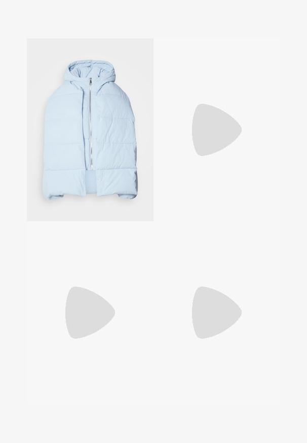 Hellblau, gefütterte Daunenjacke mit Kapuze, ausgestattet mit einem metallischen Reißverschluss, die über gesteppten Einsätzen und ein offenes Frontdesign verfügt. Weiches, strukturiertes Material.; Langärmliges, lila gestreiftes Hemd mit Rundhalsausschnitt. Verfügt über horizontale Streifen und einen lässigen Schnitt mit Seitenschlitzen am Saum.; Hochtaillierte blaue Jeans aus Denim mit geradem Bein, dezentem Verblassen und einem standardmäßigen Knopf- und Reißverschluss.; Weiße Sneakers mit einem strukturierten schwarzen Fersenakzent, glattem Stoffoberteil, runder Zehenpartie, flacher weißer Sohle und Schnürung vorne.