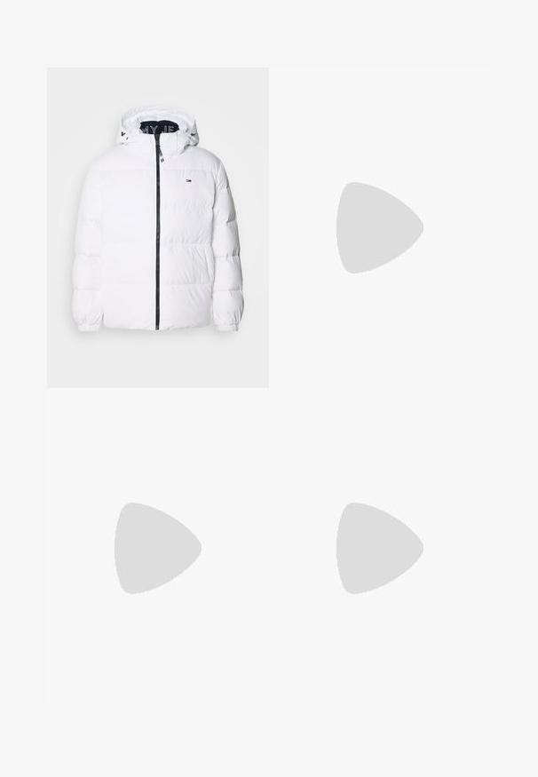 Tommy Jeans ESSENTIAL  - Dunjacka - white; Vit bomullst-shirt med kort ärm, rund halsringning, med ett grönt tryck på vänster bröst som säger "The Milliger Herald" och "MCHLXXXV."; Röda sportshorts i ett mjukt och ventilerande material. Har en elastisk midja och två sidostriar med en kontrasterande accent.; Tommy Hilfiger BASKET CORE - Sneakers - ecru/army green