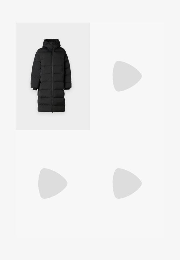 Schwarze Daunenjacke mit Kapuze, hat einen langen, geraden Schnitt, horizontale Steppnahtabschnitte und elastische Bündchen. Reißverschluss vorne.; Weißes Baumwoll-T-Shirt mit kurzen Ärmeln, rundem Ausschnitt, lockerer Passform und ohne sichtbare Muster oder Grafiken. Glatte Textur und einfaches Design.; Beige weite Hosen mit glatter Textur, ausgestattet mit einem hohen Taillenbund und zwei vorderen Taschen. Schlichtes Design mit taillierter Passform.; Calvin Klein Slipper - ck black; Schwarze übergroße Sonnenbrille mit geometrischer Form, ausgestattet mit dunklen Gläsern und einem kontrastierenden grauen Detail im Rahmen. Logo am Bügel.; Silberne Metalohrringe mit einer glatten, tröpfchenförmigen Form und einer polierten Oberfläche. Subtile Gravuren fügen Details hinzu. Minimalistisches Design.