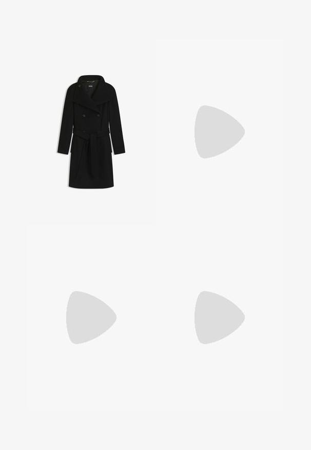 Zwarte dubbele-breasted lange jas met brede revers, knoopsluiting, ceintuur in de taille en zijzakken, plat gelegd op een witte achtergrond.; DRYKORN LYSILA - Overhemdblouse - black; Zwarte, wijde broek met een gladde textuur. Beschikt over een aansluitende tailleband en strakke, op maat gemaakte lijnen voor een minimalistisch ontwerp.; Zwarte leren sandaal met hak, voorzien van een verstelbare enkelband, open teenontwerp en een vierkante blokhak. Gladde textuur, minimalistische stijl.