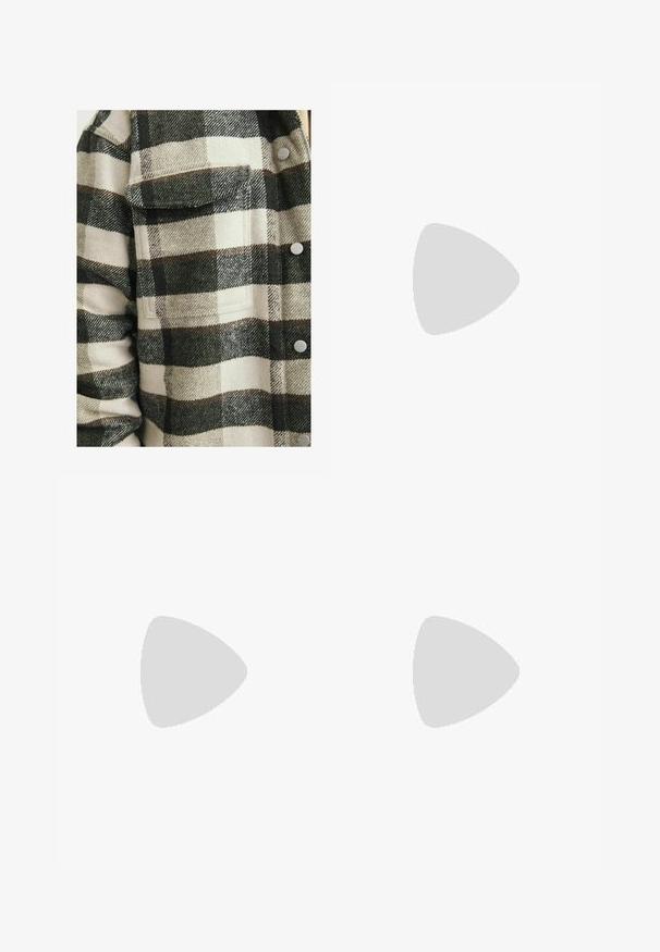 Chemise en flanelle à carreaux en crème et vert foncé. Elle présente une poche poitrine, des boutons et un tissu doux et texturé.; T-shirt en coton beige avec un col rond et des manches courtes, comportant un logo blanc imprimé sur la poitrine gauche. Design simple et décontracté.; Jean en denim bleu avec une coupe droite, mettant en avant une fermeture à bouton en métal, cinq poches et des coutures contrastantes.; Baskets beiges en daim, avec une semelle blanche, des lacets beiges et un accent bleu sur le talon. Logo embossé sur le côté.
